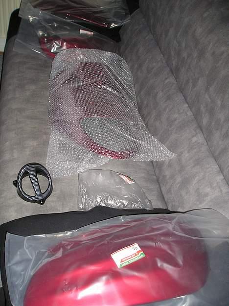 Yamaha Jog Space  - Røde skjolde ankommet fra ScooterShoppen, og en enkelt grisetryne.  billede 8