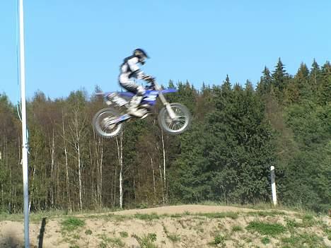 Yamaha 125 ccm solgt - var den eneste der gik over det hop her på banen .... billede 12