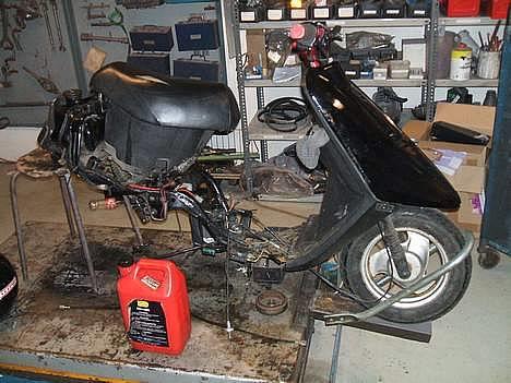 Yamaha jog vildt projekt - stellet og så en lille del a værkstedet.. billede 9