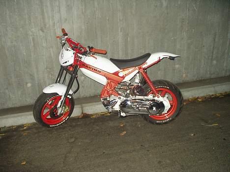 Suzuki Street Magic Solgt - her kan man se alt det guld perlemor, der er i det røde billede 8