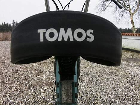 Tomos Quadro - Tomos mærke der sidder bag på sædet. billede 4