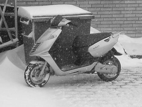 Aprilia sonic smadret. - taget idag den 21-02-07 er den ikk bare flot!! :) billede 2