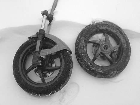 Aprilia sonic smadret. - Mine SR50 fælge 13"    21-02-07 billede 8