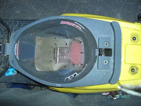 PGO hot 50.(BYTTET TIL JOG) - alu gitter ned til kabu og det dejlige filter det gir sku en fed lyd :) billede 9