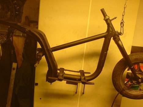 Honda melody/sfx  SOLGT - så fik jeg en ide, at jeg sku hen og svejse og flytte ophæng billede 2