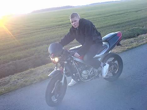 Aprilia RS50 LC DD "SOLGT!" - LasseF den nye ejer af dyret :P - Lasse er en bandit !" billede 6