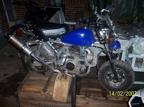 Skyteam Monkey 125ccm. (SOLGT) - Som den står nu. Slet ikke vasket og med smadret forlygte. Sælges som den står. billede 7