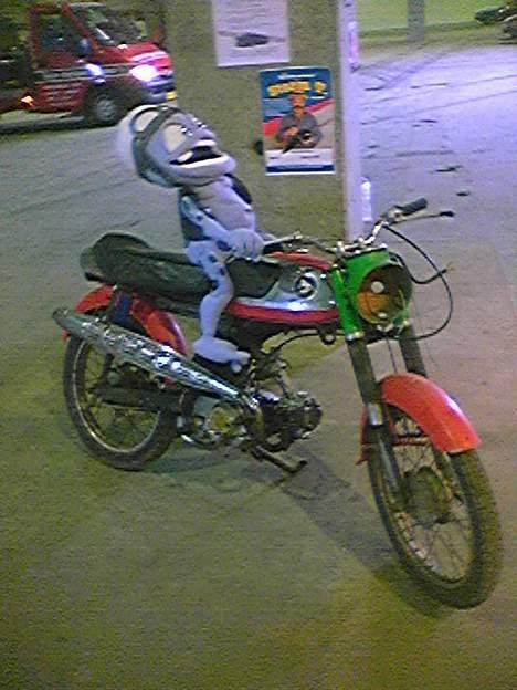 Honda CD50 - Taget på messen hvor jeg købte den (WWW.BILMESSE-BRUGTMARKED.DK), og hvor jeg fik købt mig en "Ding Ding" bamse som Mike kaldte den :P billede 1