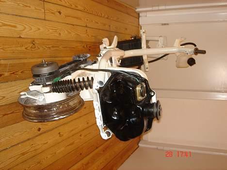 Yamaha Jog As | lc | projekt - rusten på fælgen kommer self. af. inden den bliver lakeret. og kommer os anden støddæmper på. :) billede 2