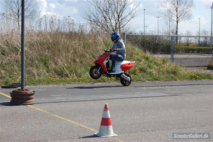 Aprilia Sonic LC solgt - Så er vi til træf 7000 hvor sonic´en lige var en gang på baghjul. billede 1