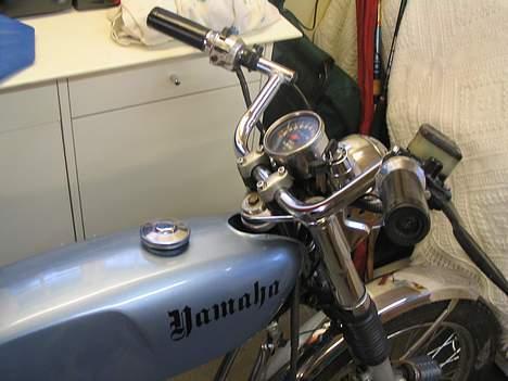 Yamaha fs 1 dx 4 gear - jeg har sat styret en smule længere frem så jeg bedre kan ligge ned over tanken når det skal gå frem ad. billede 13