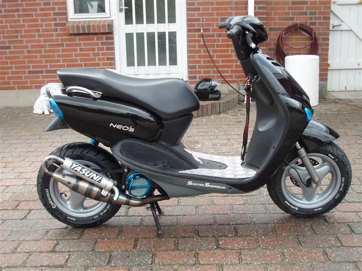 Yamaha Neos ( Badboy´en) Solgt - den ene side a scooten,, med den nye knæk på billede 2