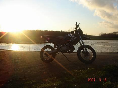 Derbi SENDA SM LC  -SOLGT- - lækkert med vandet i bagrunden billede 2