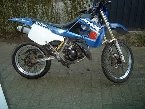 Suzuki Rmx50 (Solgt) - Pletterne under bunden er VAND. (vasket fra 20 minutter siden) billede 1