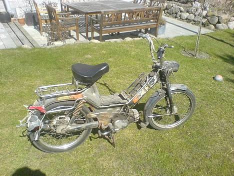 Puch MAXI Kl- silver :D 70cc - Sådan så den ud før jeg gik igang, efter 6 år på loftet. bare nyt benz og så kørte den billede 16