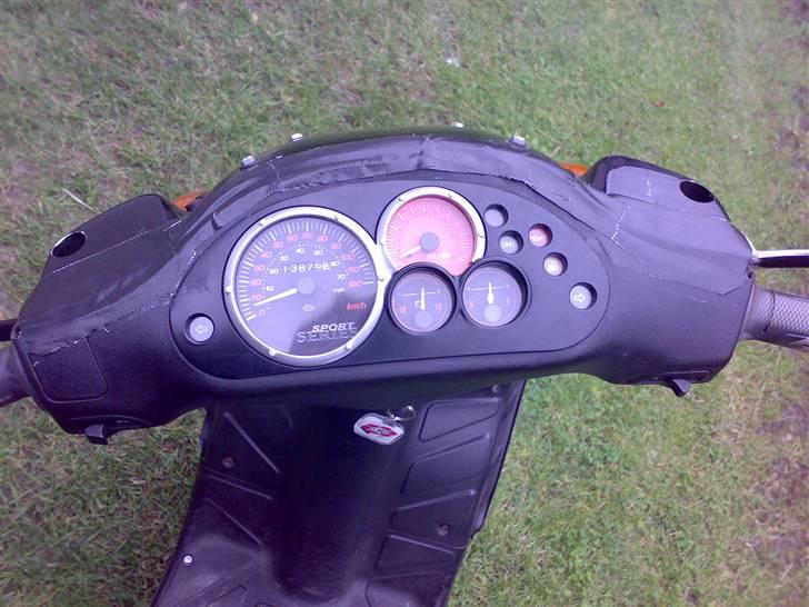 Piaggio Byttet væk til yamaha 4 g - Skjoldet ved styret er flækket, derfor det sidder fast med gaffatap billede 4