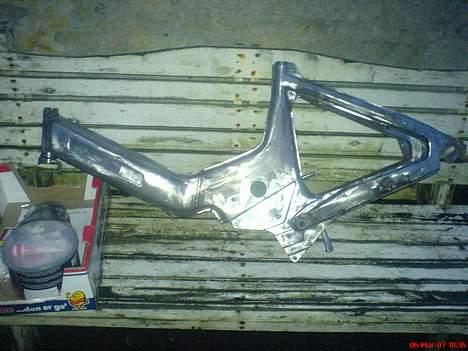 Puch Maxi  Under ombygning - Her har jeg givet stellet noget spartel masse, og fået svejst stel forstærkning. billede 1
