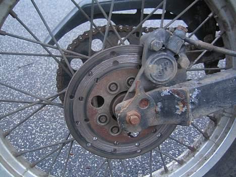 Suzuki RMX "solgt" - Skivebremsen bagved som bremser dejligt billede 10