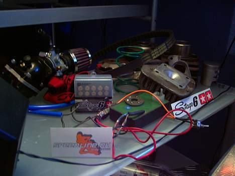 Honda Sfx Repsol (Solgt) - Stage6 indsugningskit, Stage6 dysesæt, 17,5mm DÓ karbu, Koso filter, Hebo NG vario, Athena u.begr. CDI, Malossi Kevlar rem, Malossi Fly kobling, Malossi HT ruller, Malossi trykfjeder, gribestjerne, blå benzin slange, std 40mm PVH portet cylinder. billede 12