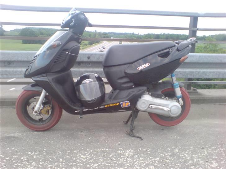 Aprilia Sonic ' Byttet :/ ' - Bare vendt dreeeenge !  ! (Mega beskidt på billedet) Den hvide snor holder handske´rummet pt. pga. herværk.  billede 1