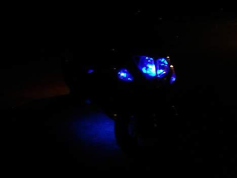 PGO   Dr. Big - Blå dioder i forlygte, positionslys, luftindtag ved motor // Blå neon rør under scooter billede 8