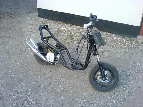 Aprilia sonic lc - stellet hehe syns nu det ser lidt godt ud med gul motorophæng hehe billede 8