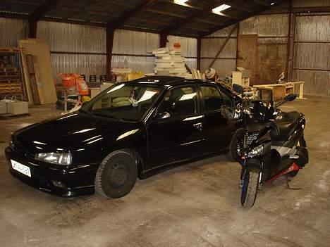 Aprilia Ditech SR 50 R FACTORY   - Min scooter og min gamle bil Nissan Primera årg 91 2.0 GT med fine 155hk under hjelmen ;) billede 6