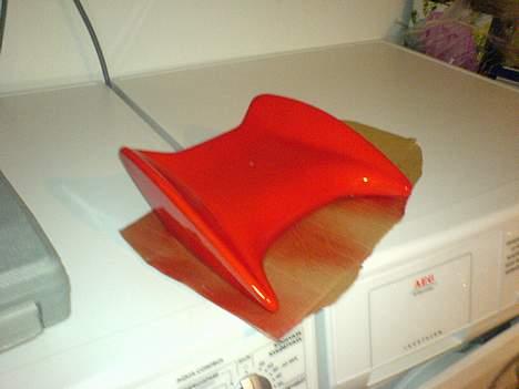 Yamaha Bws Bump - Så er farvekombinationen fundet. sorte skjolde udvendig, og røde skjolde ved fodpanelet og diverse dele. :D sys i? billede 5