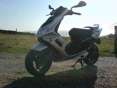 Peugeot Speedfight 2 (MUSIC) - Er hun ikk´ flot? Syntes Speedfight er ret pæn fra standard, men den kan blive flottere.. billede 1