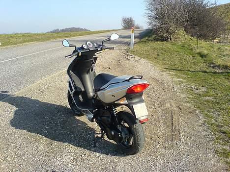 Peugeot Speedfight 2 (MUSIC) - Nej, der er ingen nummerplade, det er bare solen! billede 3