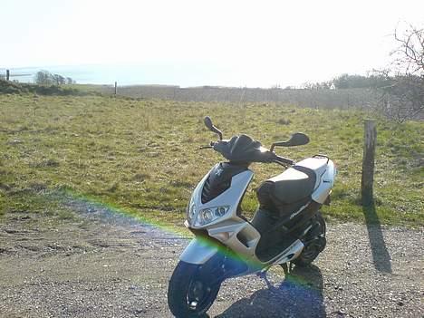 Peugeot Speedfight 2 (MUSIC) - Med solen og søen i baggrunden bliver speedfight´en ikk grimmere! billede 5