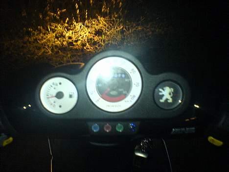 Peugeot Speedfight 2 (MUSIC) - Selvom det ikke ses tydeligt er der 6 blå dioder gemt under kappen mellem skiverne og blåt baggrundslys billede 6