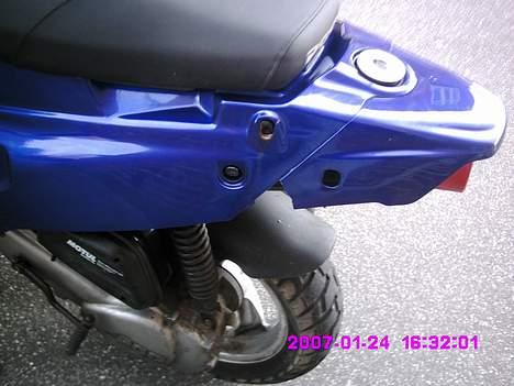 PGO hot-fifty - Dette er det eneste der er galt med den... har den styk der er knækket af den kan sættes på igen  billede 9