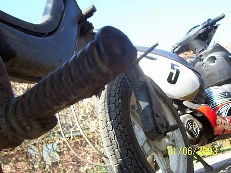 Suzuki FZ 50 [ Solgt ] - Man er ik langt nok nede før fodhvileren skraver imod! >:D billede 16