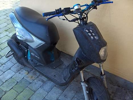 Yamaha slider/ før - som den ser ud nu bare meget beskidt! her ses det udskåret playbpy mærke:D billede 12