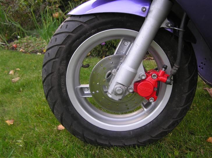 Aprilia Sonic AC - Sølv frontfælg - Rød bremsekalibre - Poleret bremseskive . billede 5