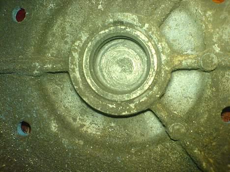 Yamaha Jog AS SOLGT - Havde fået af vide at bagbremsen hang og derfor sagde den sjovt kom hjem og kiggede i vario skjoldet aben der havde den før mig har ødelagt lejet! :(  billede 11