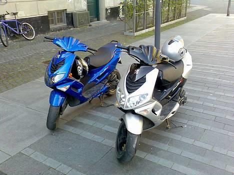 Peugeot Speedfight 2 Solgt - Gammelt: Inams blå speedfight til venstre. Min sølv speedfight til højre billede 17