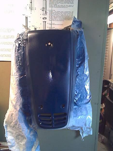 Piaggio Zip Sport SOLGT - midten at frontskjoldet malet blå, inden under posen er det sort billede 3