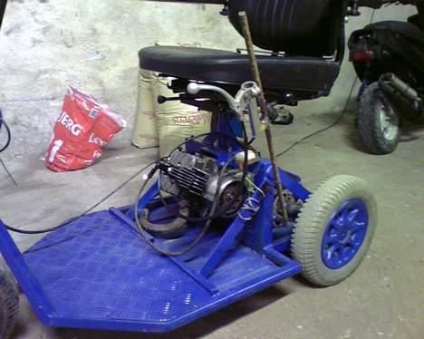 Scootcar ``Handi´´    Smidt ud - Det er så motoren og gearstangen, mega nice... og det er så meningen at koblingen skal sidde på geartstangen...    :D billede 6