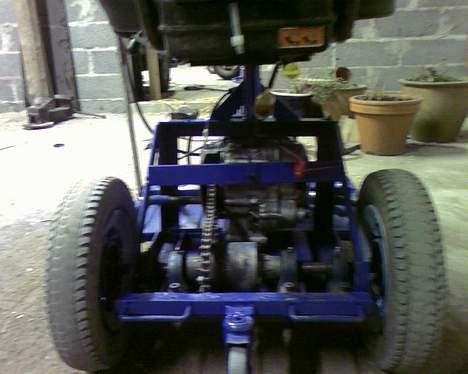 Scootcar ``Handi´´    Smidt ud - Benzin tanken sidder lige under trøjen...    :D billede 8