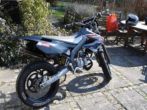 Derbi Senda sm - SOLGT - nej, der hænger ikke en pose på styret :P billede 4