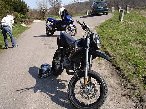 Derbi Senda sm - SOLGT - Nice ass Mikkel ;P Og farmor i baggrunden giver jo lige prikken over i´et :P billede 5