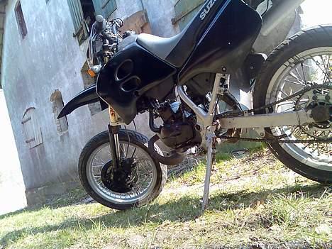 Suzuki SMX - Solgt :\ - Igen ved den nedlagte gård , en fed vinkel jeg har ramt  billede 12