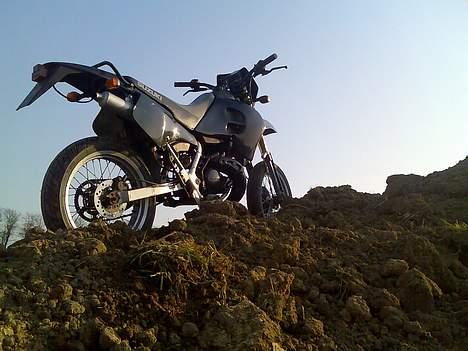 Suzuki SMX - Solgt :\ - Et rigtig fedt billede på vej op af en jordbunke.. kom ikke så langt før den begynde at smide hjul rundt :D billede 14