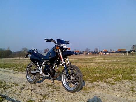 Suzuki SMX - Solgt :\ - Uhh .. lige til at sætte sig op på og køre,  Ude at køre på mark bag boligkvarter ,  billede 16