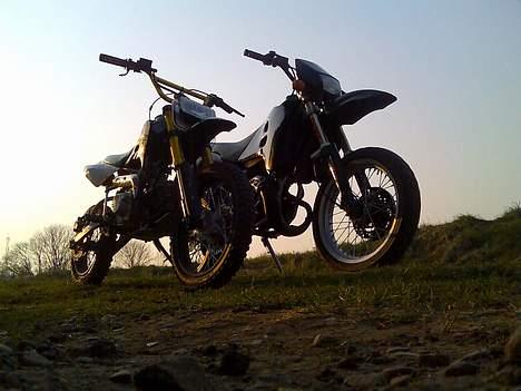 Suzuki SMX - Solgt :\ - Sammen med Dennis´ minicrosser .. et virkelig godt billede :) billede 17