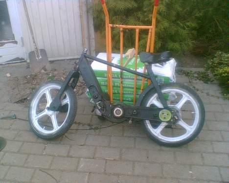 Vespa Ciao - Skrottet - - Sådan står den nu.. den skal skilles helt ad og laves helt om billede 6