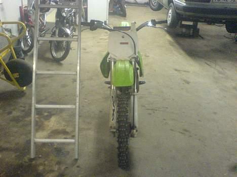 Kawasaki KX 85    **SOLGT** - forfra billede 2