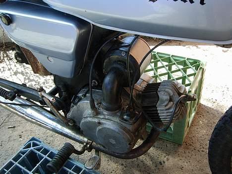 Suzuki k50 (BYTTET) savner den - den dejlige motor, og der står suzuki på blokken som der  skal. billede 2